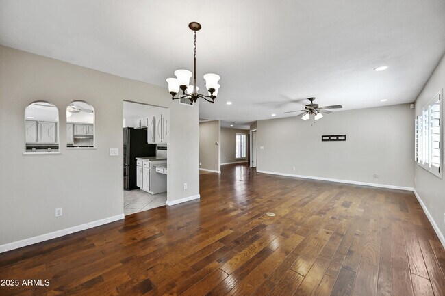 Building Photo - 324 W Willow Ave