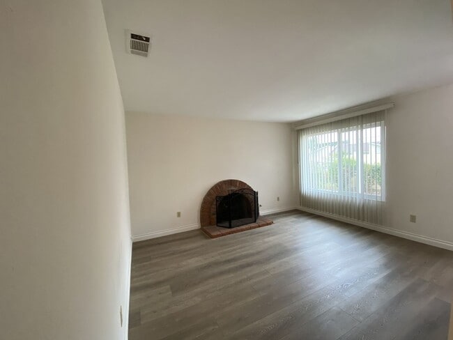 Building Photo - 2+bd/1ba Single Story Duplex Minutes Drive...