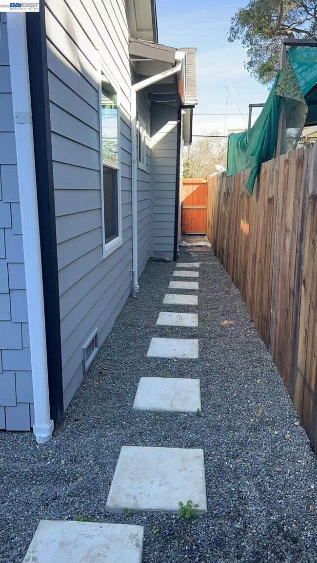 Building Photo - 213 E Ruby St