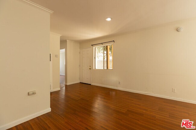 Building Photo - 1233 Barry Ave