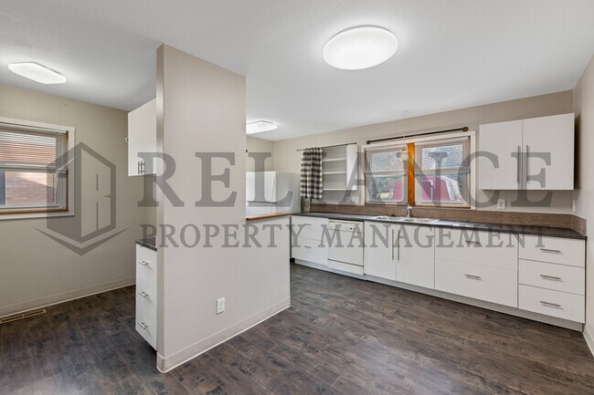 Building Photo - 1720 S Windsor Rd