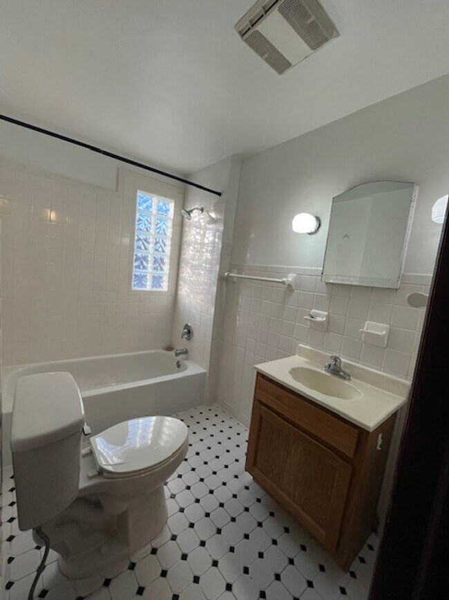 Building Photo - 125-131 Chase Rd