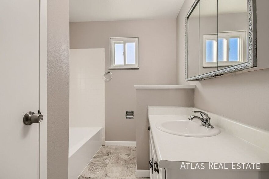 Building Photo - 886 S 11th Ave