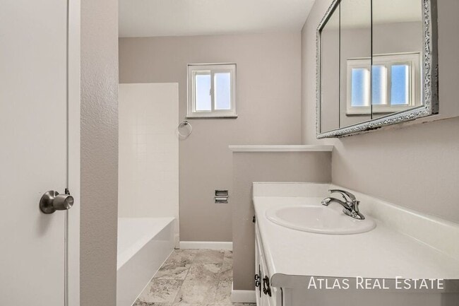 Building Photo - 886 S 11th Ave