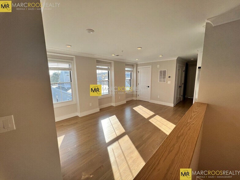 Building Photo - 304 Maverick St