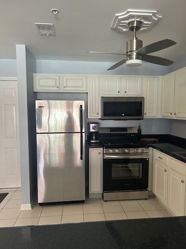 Building Photo - 2 Bedroom Harbor Park Condo - Just Blocks From the Lake