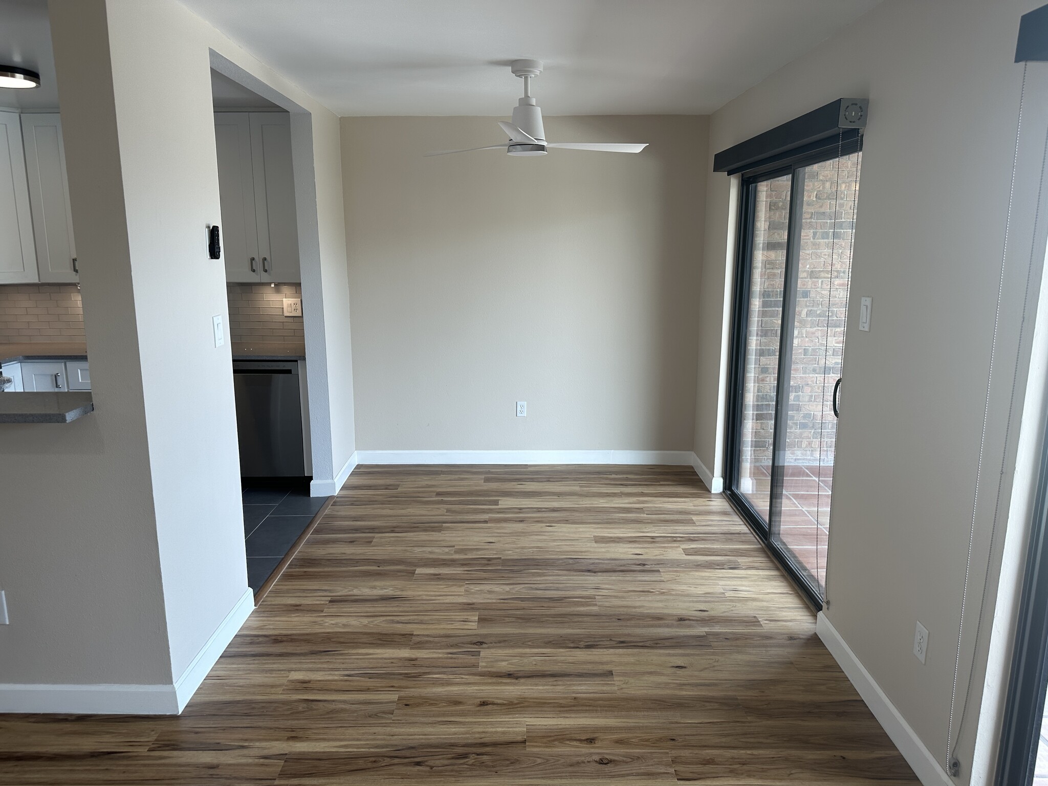 Dining room - 4800 N Stanton St