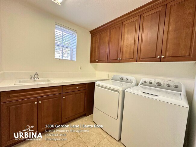 Building Photo - 1386 Gordon Ln