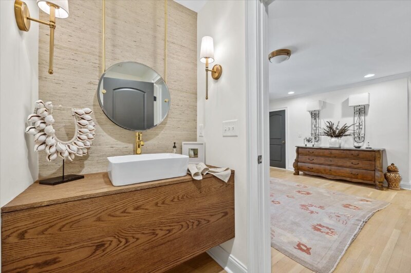 Building Photo - 3565 Lake Dr SE