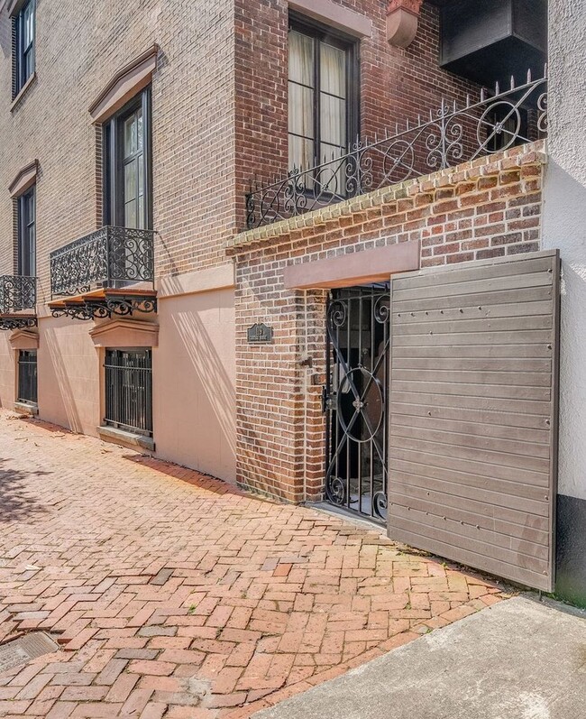 Building Photo - Renovated 2 Bedroom Carriage house off Laf...