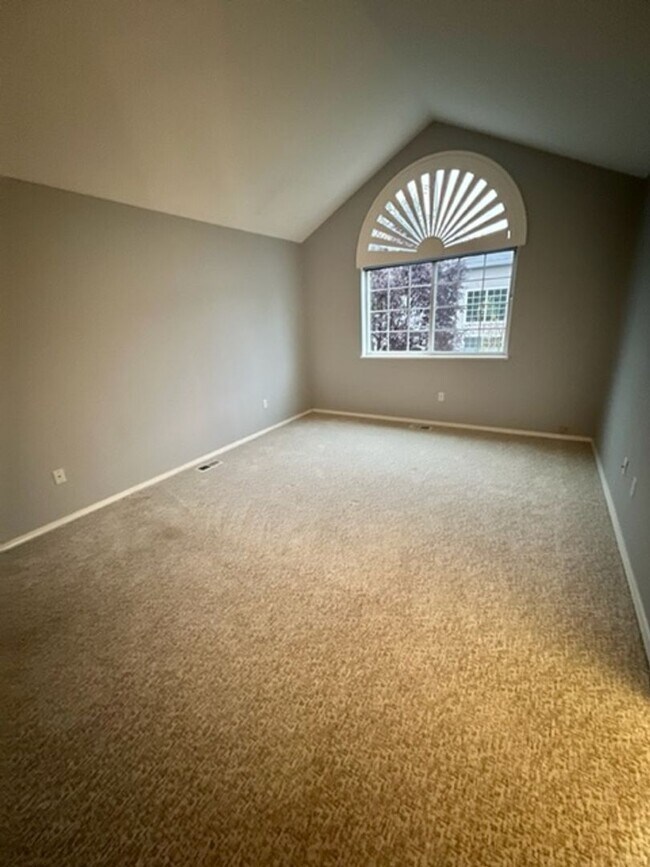 Building Photo - Updated 3 Bedroom Condo!