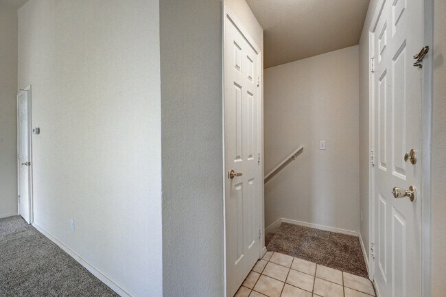 Building Photo - "Charming 2-Bed, 2-Bath Condo Retreat in Centennial"