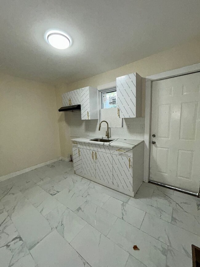 Building Photo - 510 N Hermitage Ave