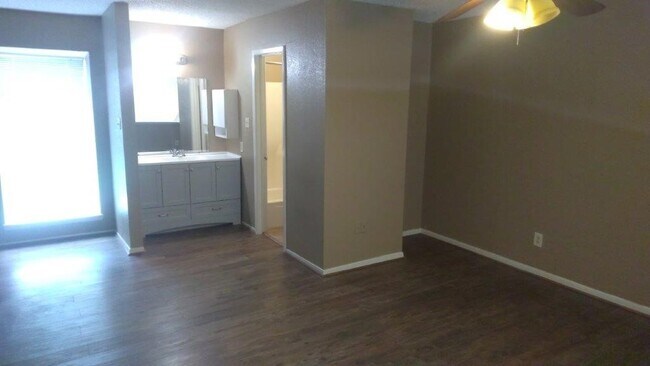 Building Photo - 2429 Miramar Ct