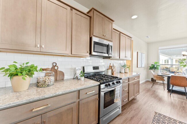 Building Photo - 5 Bedroom 2.5 Bath FOUR CAR GARAGE Eagle, ...