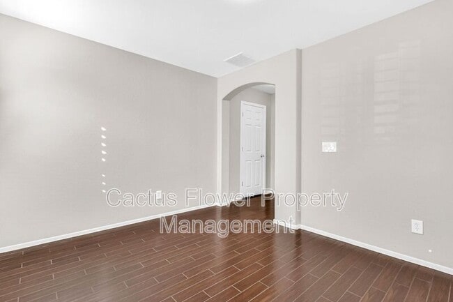 Building Photo - 2544 E Vermont Dr