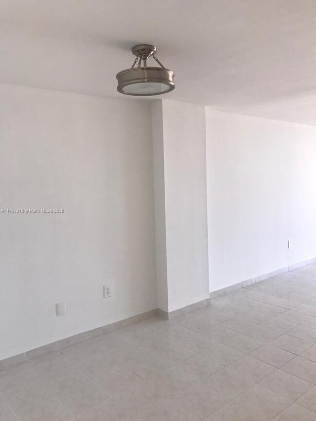 Building Photo - 1450 Brickell Bay Dr