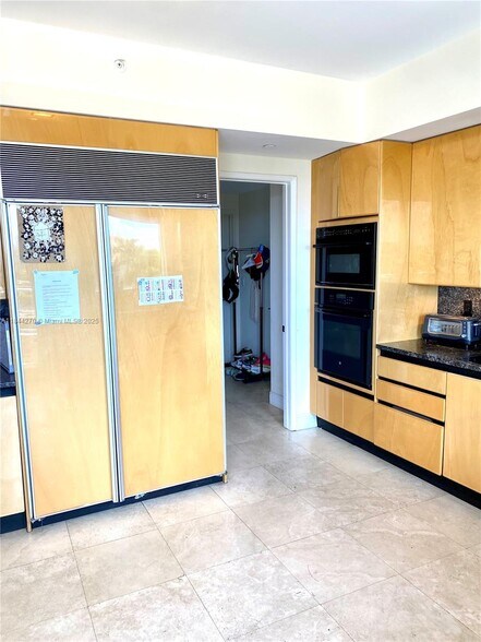 Building Photo - 785 Crandon Blvd