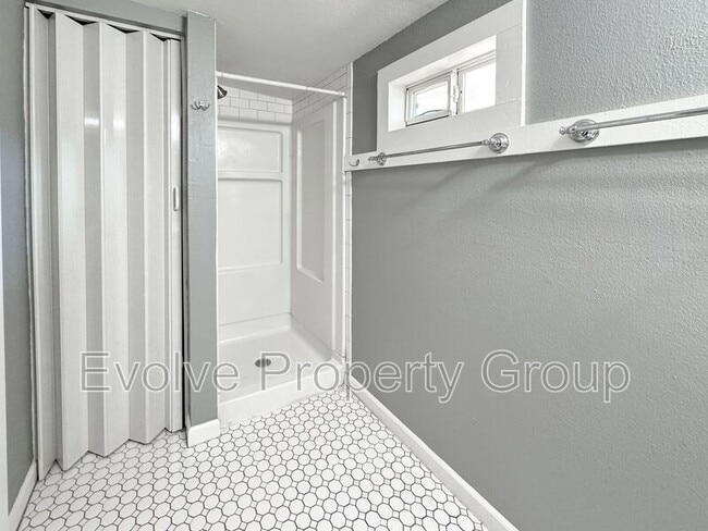 Building Photo - 931 Shine Ave