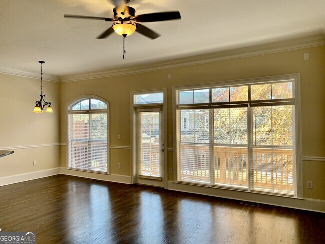 Building Photo - 5460 Glenridge View NE