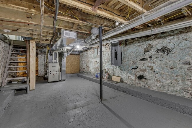 Building Photo - 112 S Cypress Ave