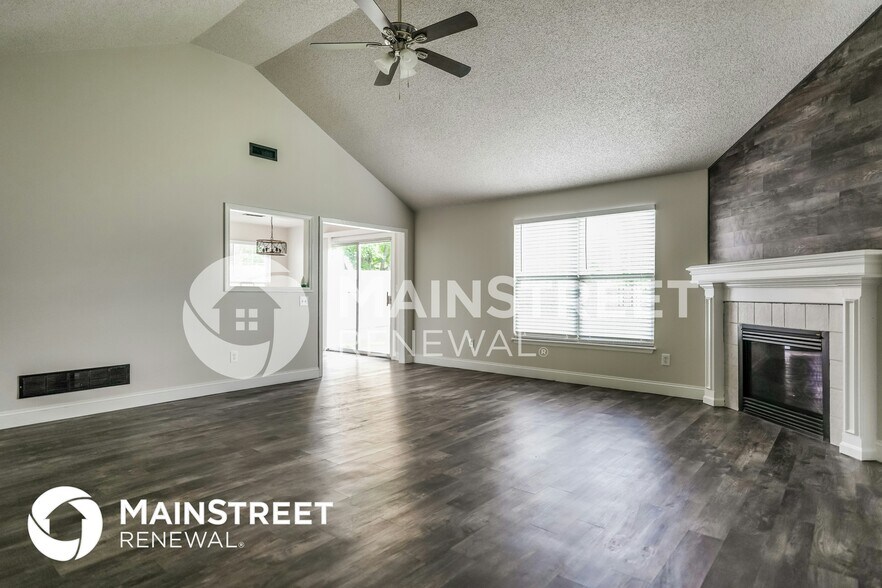 Building Photo - 820 SW Meadowood Dr