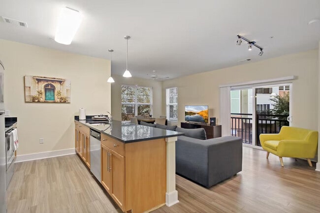 Building Photo - 615 S Columbus St