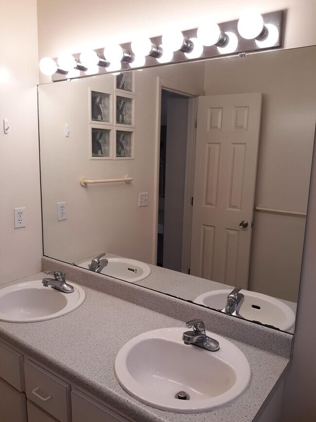Building Photo - Charming 3 Bedroom 2 Bath Ranch in Willard Schools-