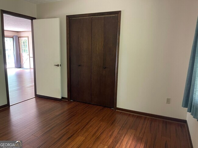 Building Photo - 170 Longview Dr