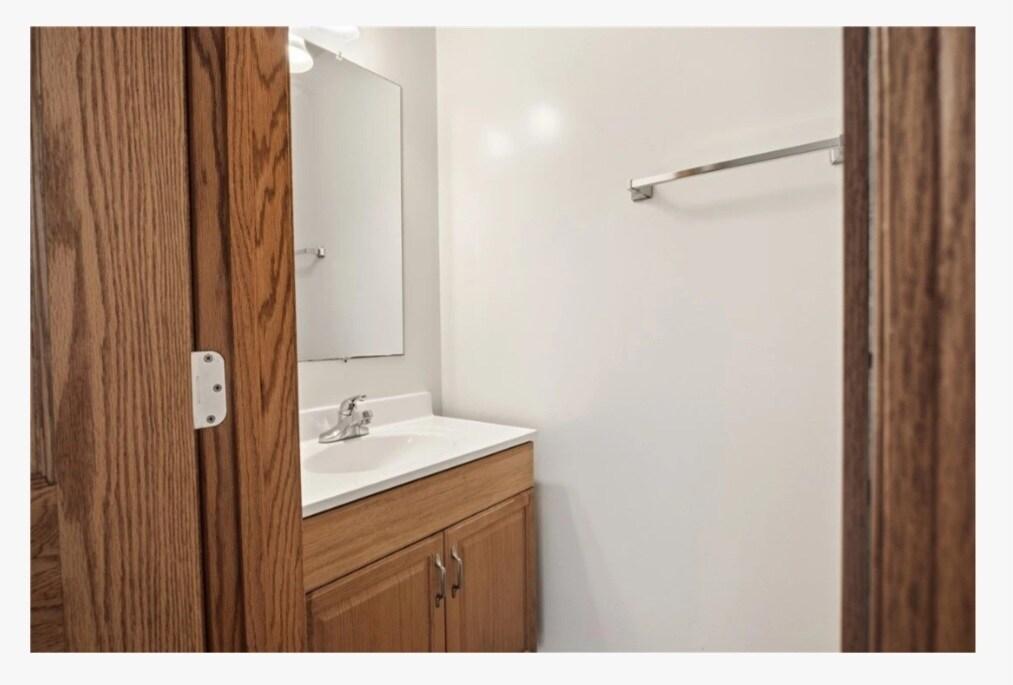 Building Photo - 906 Buchanan Ave