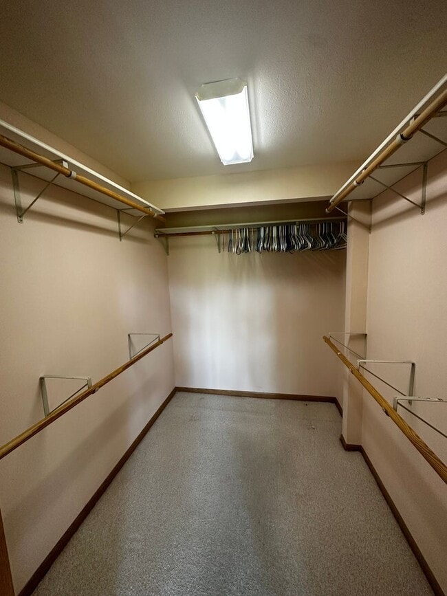 Building Photo - Charming 2-Bedroom, 2-Bathroom Home Overlo...