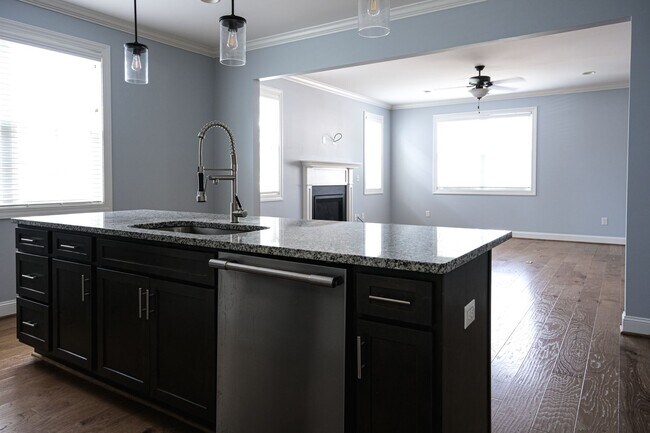 Building Photo - 3 Bedroom, 2.5 Bath in Prime Location! Law...