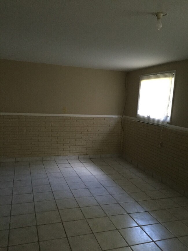 Building Photo - Charming 4 bedroom / 2 bath home waiting f...