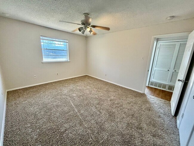 Building Photo - 800 Irwin Dr
