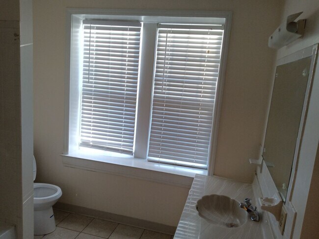 Building Photo - 2 Bedroom / 1.5 Bath Condo  Johnson City, TN