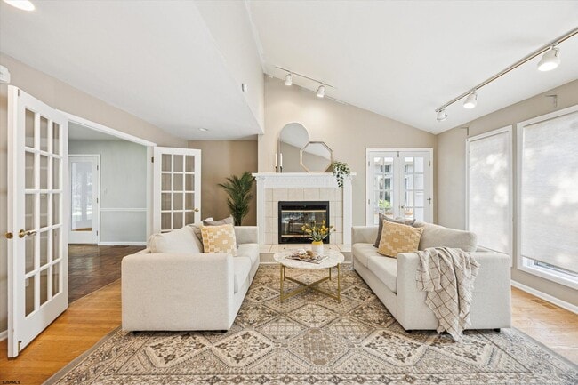 Building Photo - 2 Woodstock Dr