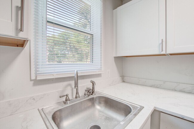 Building Photo - 7221 Patricia Dr
