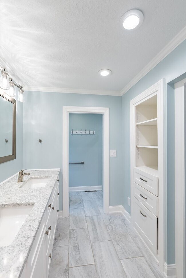 Building Photo - Beautiful 3 Bed Overland Park Ranch Home NEWLY REMODELED