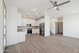 Building Photo - 2121 E Voltaire Ave