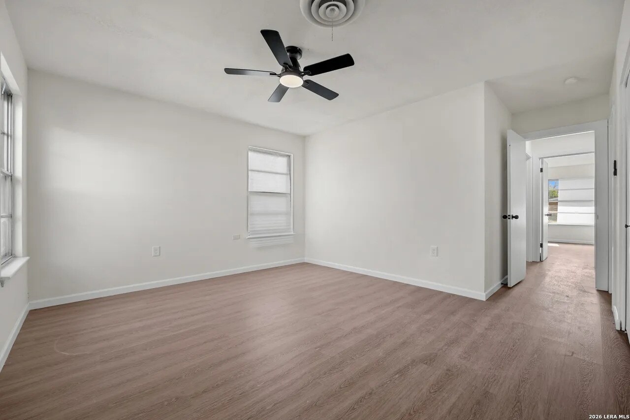 Building Photo - 209 Windcrest Dr