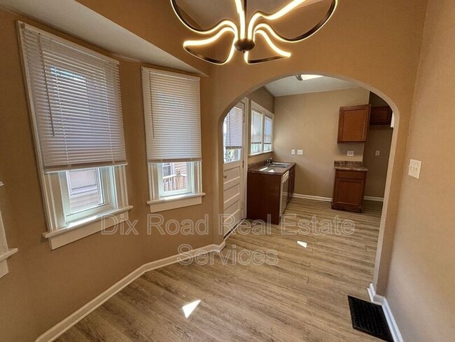 Building Photo - 307 N E St