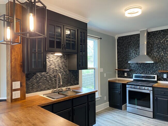 Building Photo - 37 Wyoming St E