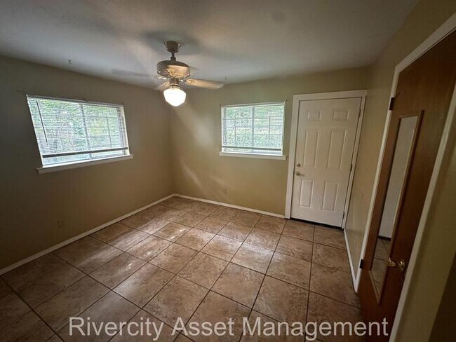 Building Photo - Charming Duplex Near University of Memphis...