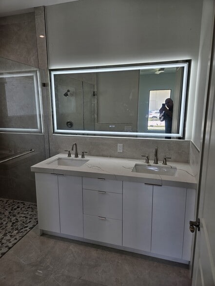 Building Photo - 8410 SW 65th Ave