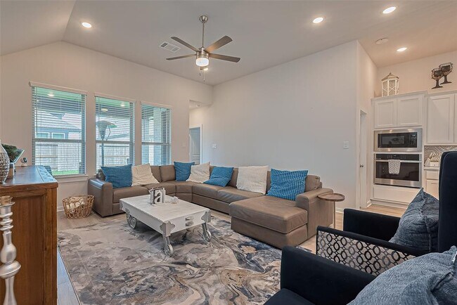 Building Photo - 4910 Tan Briar Dr