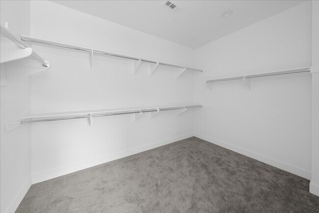 Building Photo - Model-Perfect 5 Bedroom Home in Valencia!