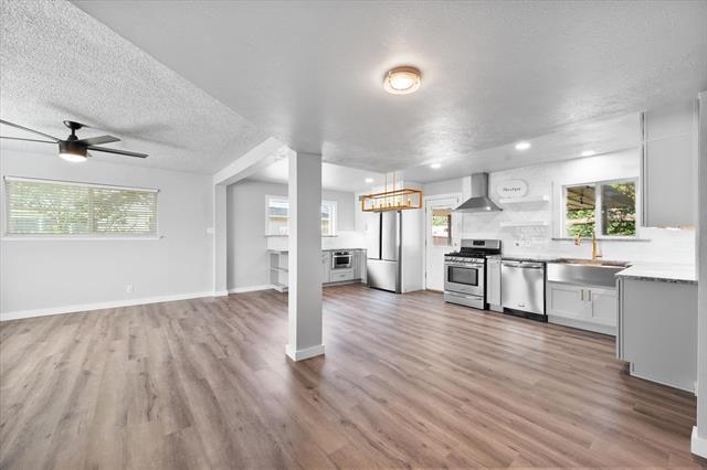 Building Photo - 703 Timberline Dr