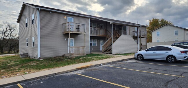 Building Photo - Nice 2BR/1BA in Joplin near MSSU campus! (upstairs unit with Balcony! ) HUD APPROVED!!