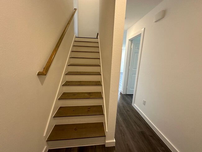 Building Photo - For Lease | 3 Bed, 2 Bath | 1,150 Sq Ft | ...