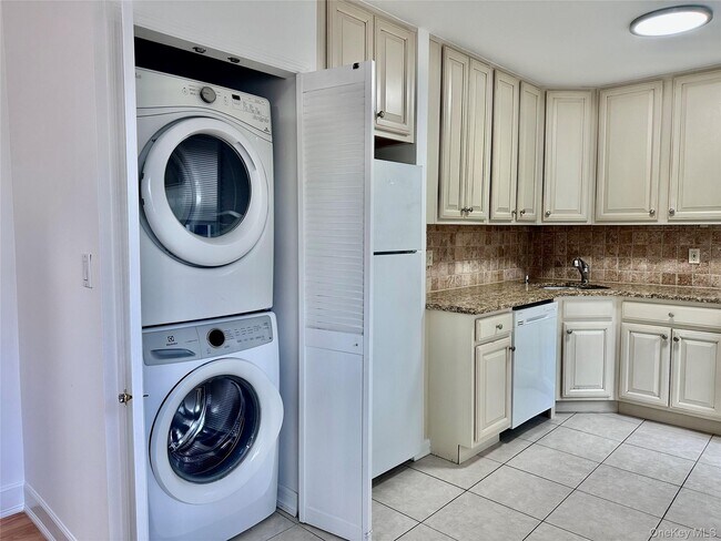 Building Photo - 255-55 75th Ave